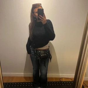 Svart stickad tröja  - Säljer en svart stickad tröja från 157. Tröjan har en klassisk design med rund hals och långa ärmar. Perfekt för kyligare dagar.  Skriv vid frågor💗