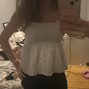 Fest topp - Jättefin Festtopp utan band, och lite glittriga detaljer! Perfekt att ha till en kofta för en basic look eller bara som den är till fest 