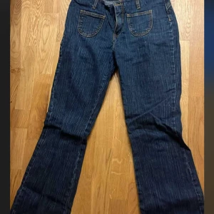 Fem  par bootcut jeans i olika blå toner - Säljer fyra par bootcut jeans i olika blå nyanser. Alla har klassisk femficksdesign och raka eller lätt utsvängda ben. Jeansen är tillverkade i denim och har olika tvättar, från mörkblå till ljusblå med slitningar. Perfekta för dig som gillar retrovibbar och bekväm passform.