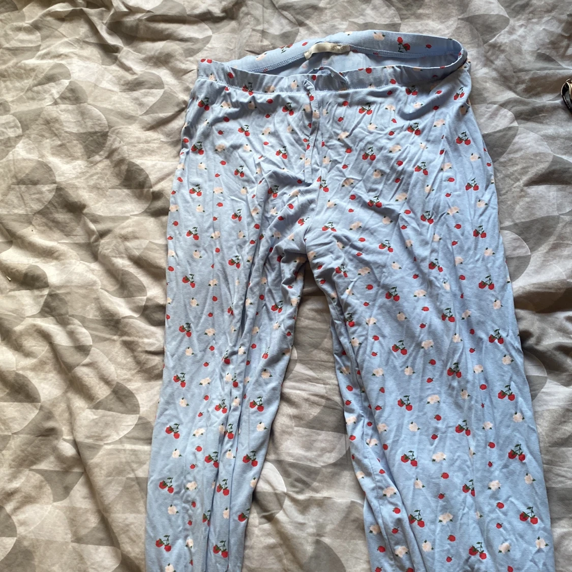 Ljusblå mjukisbyxor med hallonmönster