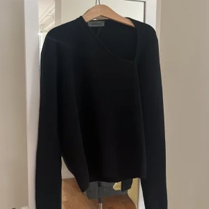 Asymmetrisk stickad tröja  - Skitsnygg asymmetrisk svart tröja i storlek onesize men skulle säga att den sitter som en xs/s💕💕