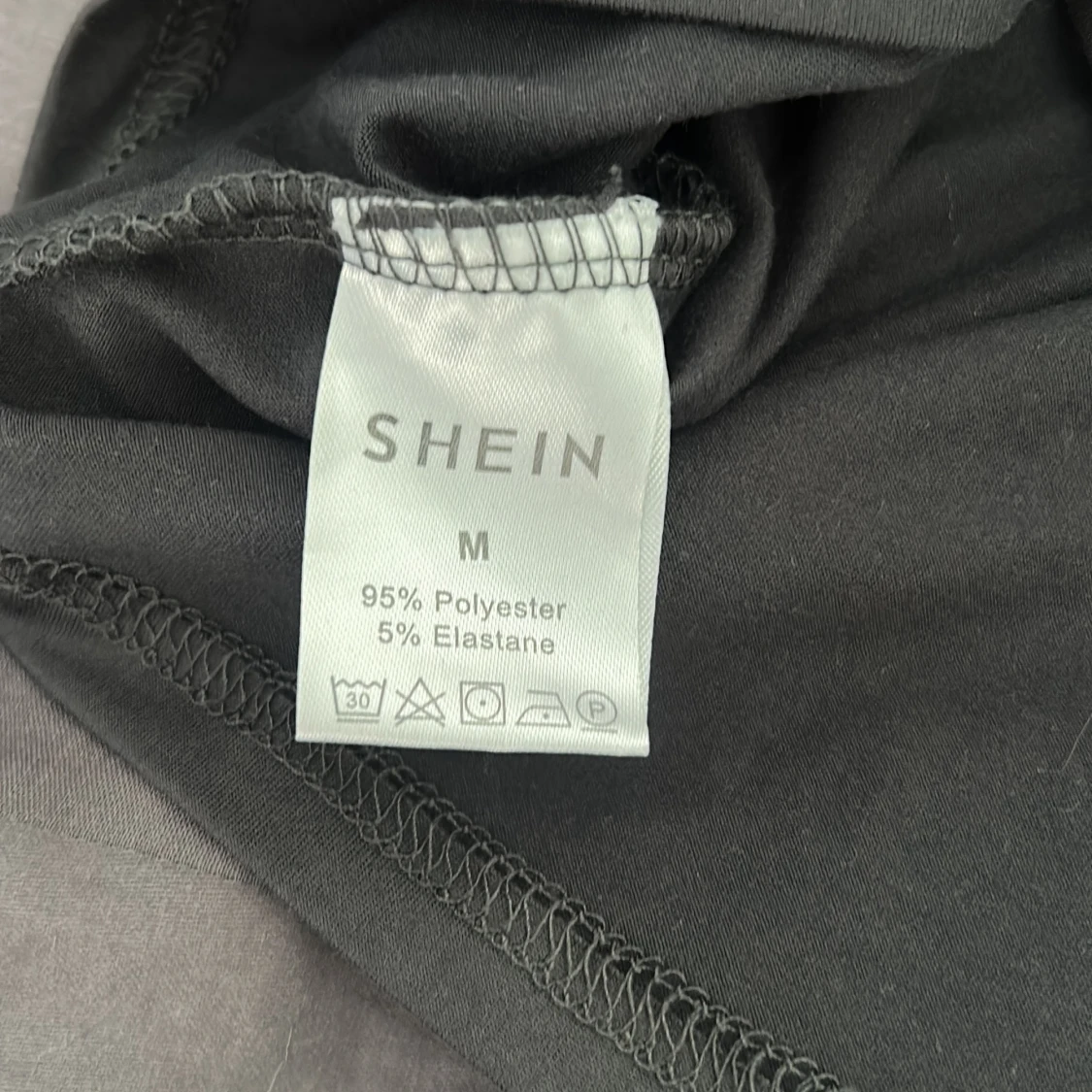 Svart croppad topp från SHEIN - 2