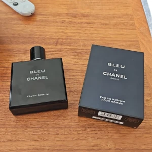 Bleu de chanel EDP 95/100m finns kvitto - Bleu de chanel är en fin aromatisk citrondoft. En perfekt första parfym eftersom den fungerar till vilken årstid som helst eller vilket tillfälle som helst. Säljer den för att jag behöver lite pengar. Den kostar 1800kr ny och det är 95ml kvar köpt i USA på Sephora och det finns även kvitto. För flera frågir kan ni kontakta mig.