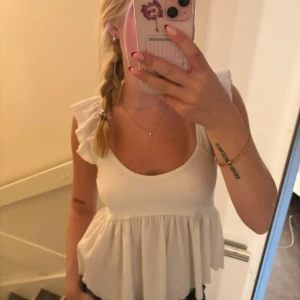 Vit volangtopp  - Supersöt topp från Lager 157 som ej kommer till användning längre 🌸