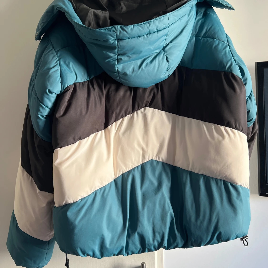 Färgglad pufferjacka från NA-KD - 1