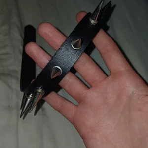 Handgjord choker - Snygg choker med nitar, går att justera som ett skärp