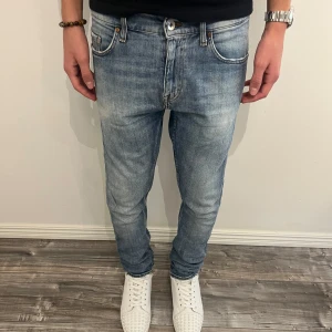 Tiger of Sweden ljusblå jeans Pistolero - Snygga ljusblå jeans från Tiger of Sweden i modellen Pistolero. Klassisk femficksdesign med kontrastsömmar och slim passform. Jeansen är tillverkade i bomull och har en stilren look med diskret logotyp på bakfickan.