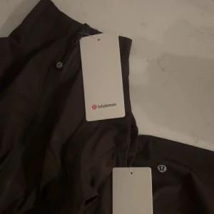 Brun Define Jacket och tights från Lululemon - Size 2, sitter som en XS/S. Skriv innan köp🩷 Dragit bort etiketterna men har fortfarande sparat dem. Så man får med😚Det är modellen Luon.