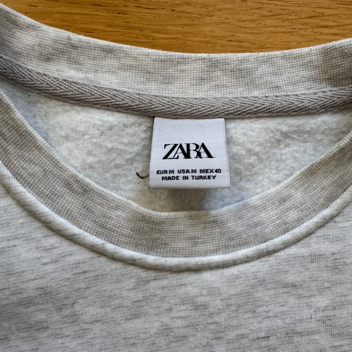 Ljusgrå sweatshirt från Zara - 1