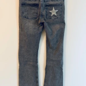 Grå jeans från Gina Tricot - Grå jeans från Gina Tricot i storlek 164. Bootcut, normal midja. 