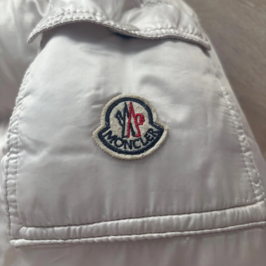 Moncler maya, vit, strolek 3/L  - 1