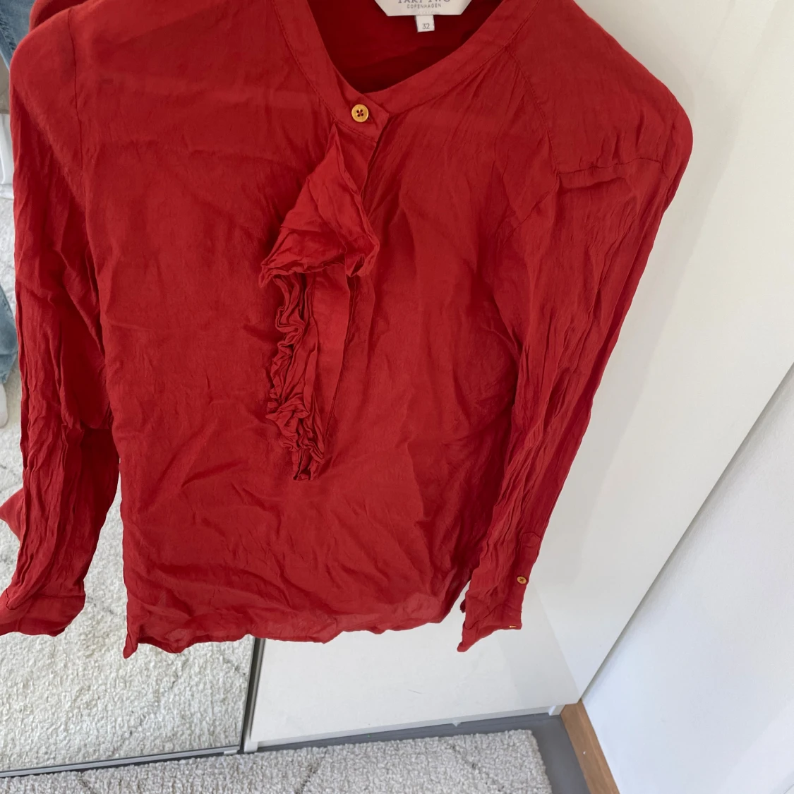 Röd blus med volang från Part Two