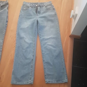 Ljusblå raka jeans från Shein Petite S - Snygga ljusblå jeans från Shein i storlek Petite S. Modellen har raka ben och klassisk femficksdesign. Jeansen är tillverkade i jeansmaterial och har normal passform med hög midja. Perfekta för dig som gillar en clean och enkel look. PRIS KAN DISKUTERAS!