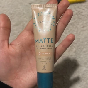 Lumene Matte Foundation Medium - Matt oljekontrollerande foundation från Lumene i nyansen 2 Medium. Ger full täckning och balanserar huden med naturlig finish. Innehåller SPF20 och är vegansk. Perfekt för dig med fet eller kombinerad hud som vill ha ett jämnt resultat hela dagen.