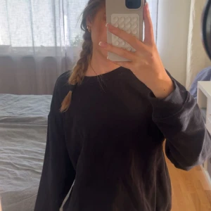 Svart tröja - Säljer denna superfina tröjan från lager 157 i storlek xs. Köpte för 199kr, bra skick. Perfekt nu till hösten!!