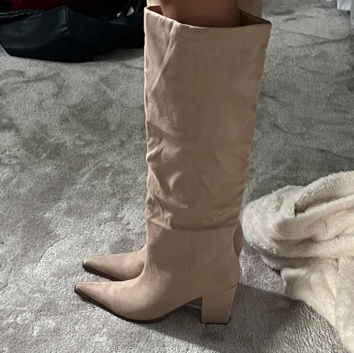 Beige knähöga boots med spetsig tå - 2