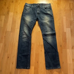 Blå jeans från Armani Jeans - Blå jeans från Armani Jeans. Jeansen har en rak passform och är i storlek 32! Skriv för mer info eller bilder på detaljer :) 