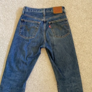Levi's 501 blå jeans straight fit - Klassiska Levi's 501 jeans i blå denim med raka ben och knappgylf. Jeansen har fem fickor och är i väldigt bra skick. Säljs då de är för små.