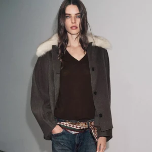 Brun kappa från zara - Säljer en brun kappa med rak passform och stor, fluffig vit fuskpäls-krage. Aldrig använt!!!