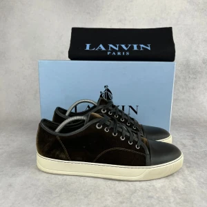 LANVIN DBB1 CAP TOE SNEAKER NYTT DROPP - – Condition: 9/10  – Size: 42 (UK8)  – What is included: Dustbag  – Retail price: 6400 SEK  This model fits big, our recommendation would be to go down one size from your normal one.