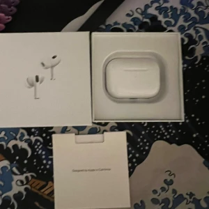 AirPods Pro gen 2 - Säljer ett par Apple AirPods Pro i originalförpackning. Laddningsfodralet och tillbehör syns i bilderna, säljer dem då jag fick dem i present men jag har redan ett par. kvitto finns 