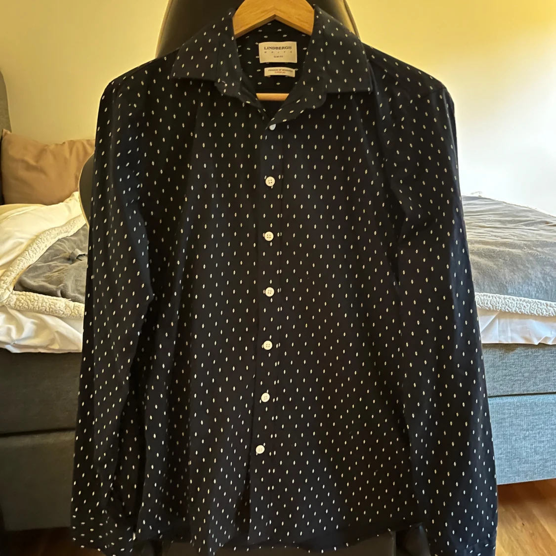 Mörkblå prickig skjorta Lindbergh
