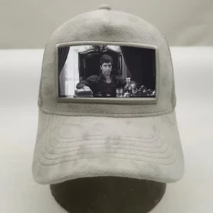 Grå och svart keps med filmtryck - Unik keps i truckermodell med mjuk mockaliknande framsida och mesh på sidorna. Framsidan pryds av svartvita filmtryck med ikoniska scener. Finns i både grått och svart, one size passar allihopa. Säljer till mitt uf ;)