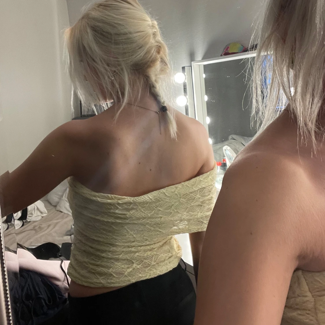 Gul spetsig offshoulder tubtopp - 1