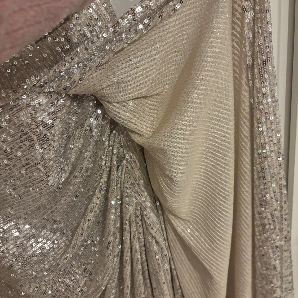 Glittrig långklänning i champagne - 2