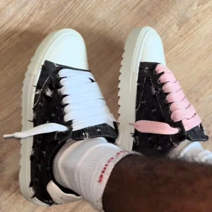 Numeris skor - Snygga sneakers från Numeris med svart slitstarkt jeanstyg och vita detaljer i skinn. Skorna har vit platt sula med räfflad undersida, rund tå och vita snören.   Storlek 43.                                            Levereras i originalkartong.