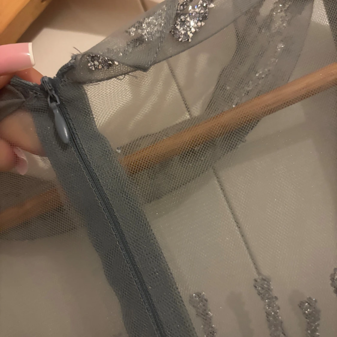 Lång glittrig silverklänning med mesh - 2