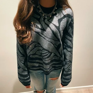 Glittrig zebramönstrad tröja - Säljer denna glittriga långärmade tröjan med zebramönster. Perfekt till hösten! Passar XS/S❤️‍🔥