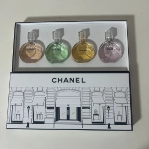 Chanel Chance parfymset 4x30ml - Upptäck fyra olika varianter av Chanel Chance i ett exklusivt set. Varje flaska innehåller 30 ml. Ingredienser som alkohol, aqua och parfym. Perfekt för dig som vill testa flera dofter. Tillverkad i Frankrike.