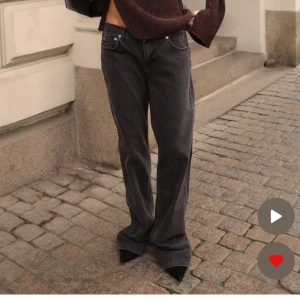 Lågmidjade jeans nakd - Säljer dessa populära jeans från nakd i mörkgrå! Storlek 32 och använda fåtal gånger 