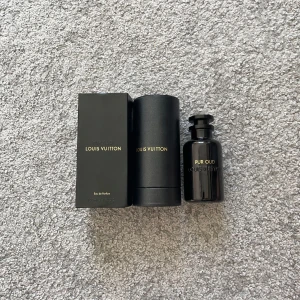 Louis Vuitton – Pur Oud (100 ml)  - Louis Vuitton – Pur Oud (100 ml) 🖤✨ Säljer en exklusiv flaska Pur Oud från Louis Vuitton – en lyxig, djup och elegant doft med exklusiv karaktär.  • Storlek: 100 ml • Använd: Endast testad, i princip helt full ✅ • Skick: Levereras med både ytterkartong och cylinderförpackning 📦 • Nypris: ca 5000+ kr 💸  Obs: Osäker på äkthet, därav det låga priset. Köpt via privatperson – både flaska och förpackning ser äkta ut, men jag kan inte garantera det till 100 %.  #louisvuitton #puroud #parfym #nischparfy