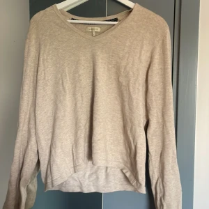 Beige tröja  - En beige tröja som är i strl L men passar bra för en person som bär S