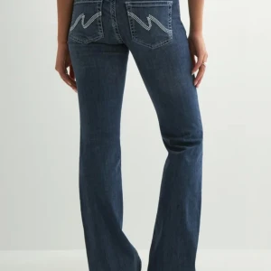 Mörkblå bootcut jeans med broderade fickor - Snygga mörkblå bootcut jeans från Wrangler med klassisk vit broderad detalj på bakfickorna. Jeansen har normal passform, medelhög midja och är tillverkade i mjukt denimtyg. Perfekta för dig som gillar en tidlös och avslappnad look. dom jar slitits upp där nere för dom har varit för långa där av priset