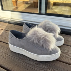 Steve Madden sneakers med pälsdetalj - Steve Madden sneakers i mocka med fluffig pälsdetalj på ovansidan. Finns i både ljusgrått och svart. Säljer ett par för 250kr och två par för 400kr