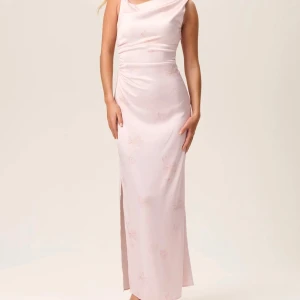 ADOORE Ljusrosa långklänning med blommor - Säljer denna jättefina kläning från Adoore, som endast är använd en gång. Storlek 32, nypris 1595kr