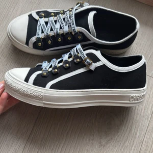 Christian Dior svarta sneakers - skulle vilja byta ut dessa skor till ett par andra christian dior (Walk in dior)