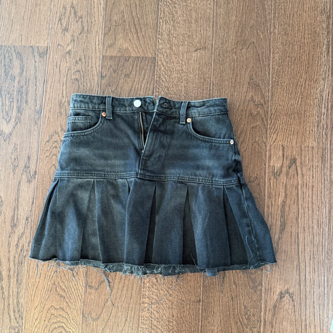 Svart plisserad jeanskjol - 1