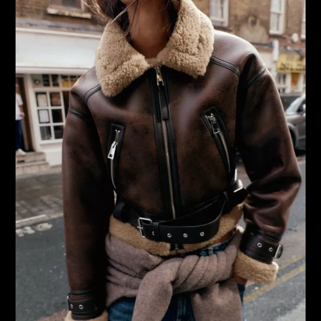 Brun teddyjacka med bälte och dragkedjor - 1