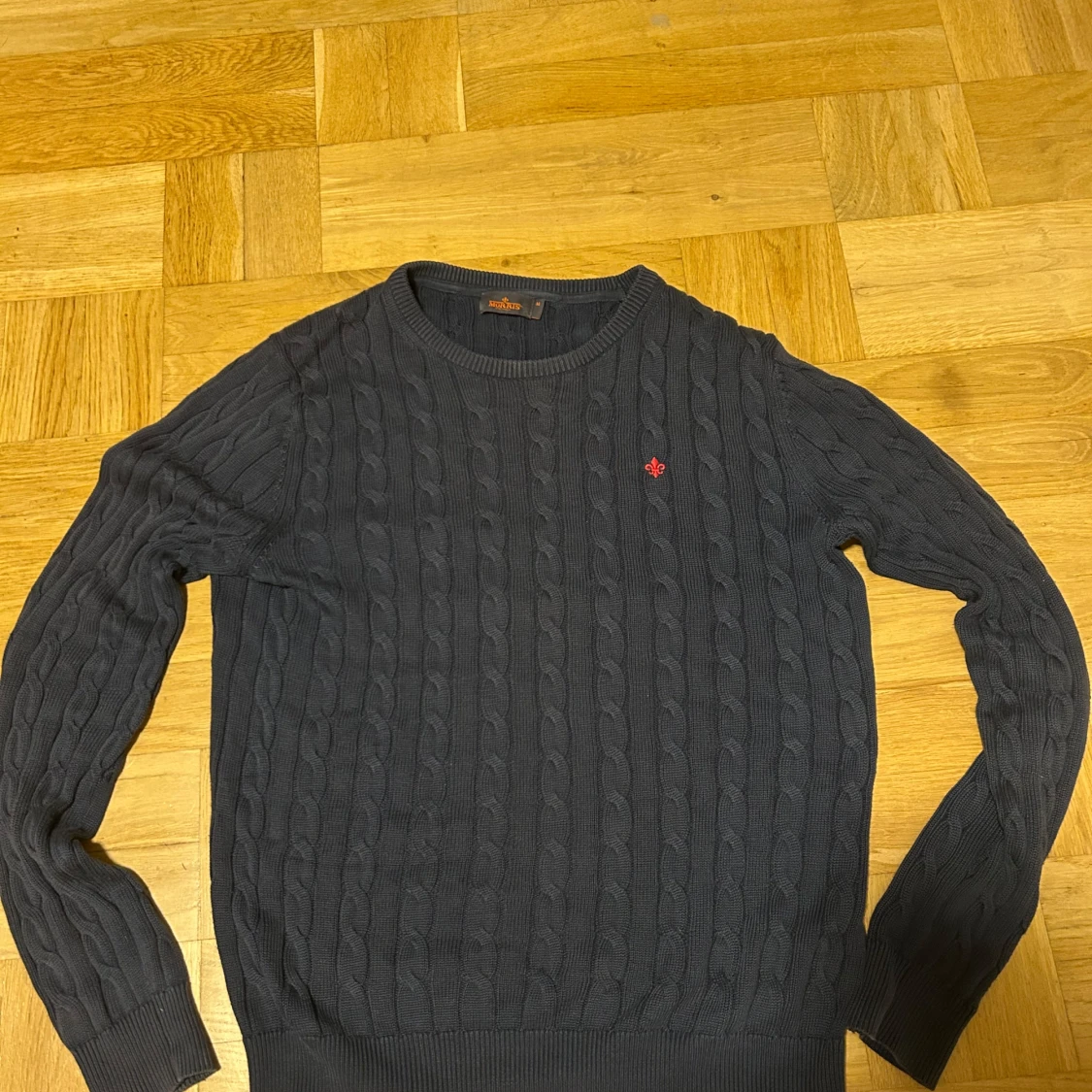 Mörkblå kabelstickad tröja Morris