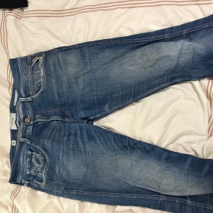 Replay anbass jeans - Jätte fina jeans från replay an. Endast ett litet hål mellan benen men går lätt att laga. Utöver de inga defekter W36/L32