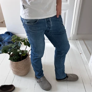 Jacob cohën jeans Nick - Jacob cohën jeans Nick, storlek W33. Mått A: 41 cm. B: 97 cm. Inga större defekter! Modellen är 180,75 kg! 