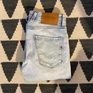 Ljusblåa replay anbass - Ljusblåa replay anbass i storlek w29! | nypris är runt 1500kr men mitt pris är 650!| skicket är jättebra förutom ett hål i vänstra knät!| skriv vid minsta fråga eller fundering 