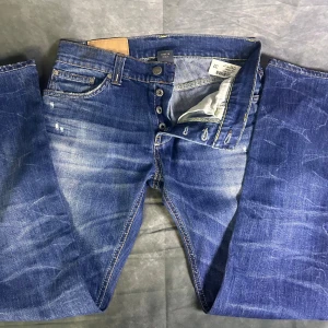 Dondup slim fit jeans med slitningar  - Mycket fint skick | Size 32, passar 30/32 | fraktar spårbart inom 24 timmar |  för att köpa klicka ” köp nu” | vid frågor skriv ett meddelande |