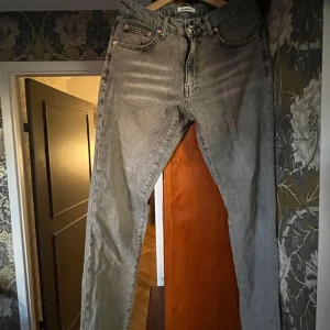 Grå jeans från Woodbird, 29/34 - Snygga grå jeans från Woodbird i klassisk femficksmodell. Jeansen har en rak passform och är tillverkade i slitstarkt jeanstyg. Perfekta för dig som gillar en stilren look med lite tvättad känsla. Färg: grå.