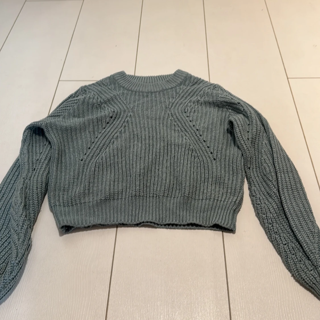 Grå stickad croppad tröja XOXO friends