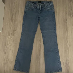Blå bootcut jeans från LTB - Snygga lågmidjade blå jeans från LTB med bootcut-passform. Jeansen har fem fickor, bälteshällor och dragkedjegylf. Lite för stora för mig i midjan. Använda fåtals gånger ☺️